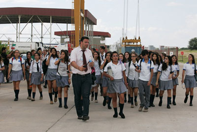 Los estudiantes recorriendo la ZAL en la Expo