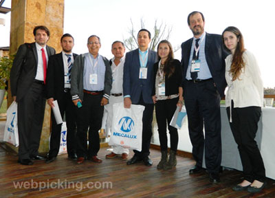 Los visitantes en la puerta de Plaza Logística