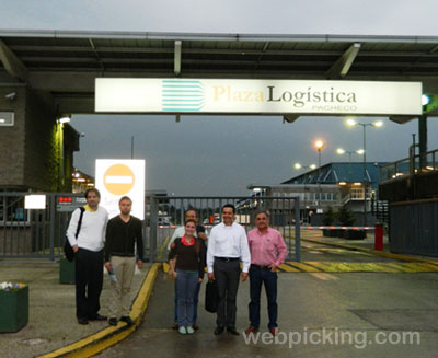 Los visitantes en la puerta de Plaza Logística