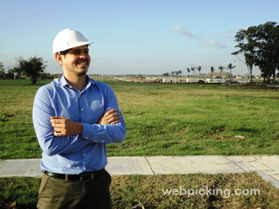 Pablo Andreani con una vista del predio a sus espaldas. En el horizonte está Nordelta