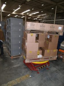 Elevador progresivo de cajas para que el operario no deba agacharse