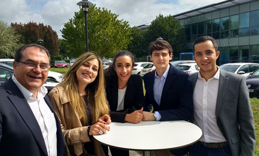 Profesores Tomás García Martín y Marta Serrano Pérez, y los estudiantes Andrea Tello Muela, Luis Olmedo Iglesias y Luis Cabello Escalona en la sede de FM Logistic.